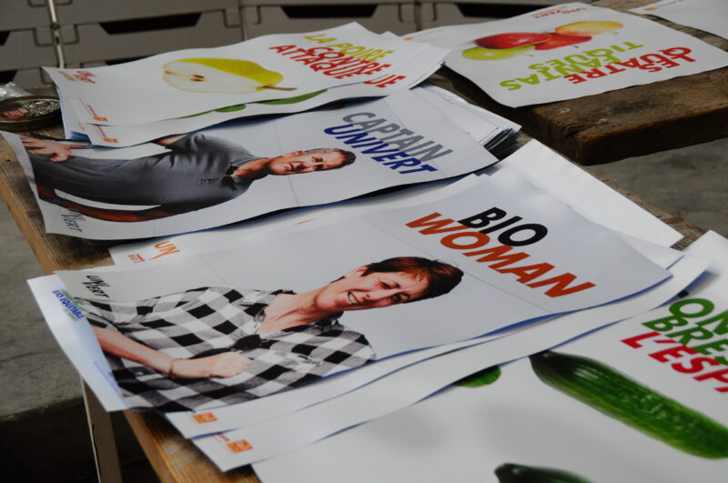 Affiches publicitaires variées pour des campagnes de communication de la marque Univert, mettant en avant des produits frais et des personnalités, illustrant l'expertise en stratégie de marque et en création de supports visuels percutants.