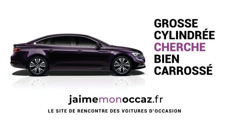 Publicité pour un véhicule d'occasion avec une grande cylindrée, mettant en avant le slogan "Cherche bien carrossé" pour attirer des acheteurs ciblés