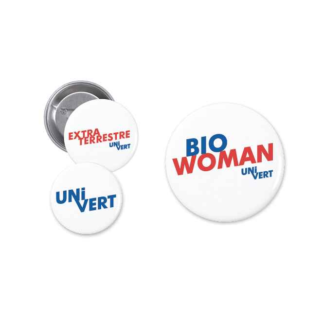Collection de badges promotionnels pour une campagne de communication, mettant en avant les slogans "Extra Terrestre", "Bio Woman", et "UniVert"