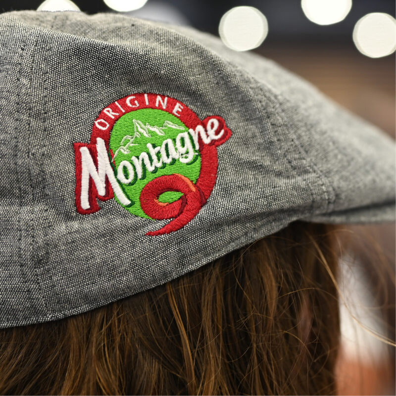 Casquette grise avec un logo brodé "Origine Montagne"